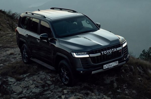 Феновете на Toyota чакаха цели 14 години за ново поколение на знаменития модел, но това беше направо. Някои от тях са щастливи, тъй като всъдеходът запази основните си характеристики &ndash; той е на рама и има 3 блокиращи се диференциала. В същото време има нова платформа - (TNGA GA-F), а гамата се състои от бензинови и дизелови двигатели с 6 цилиндъра, съчетани с 10-степенен автоматик.

Всъдеходът получава система за предотвратяване на преобръщане (KDSS), която задейства два активни стабилизатора, както и два нови режима на движение &ndash; автоматичен и експерименталният Deep Snow (дълбок сняг). Всичко това прави новия Land Cruiser 300 още по-впечатляващ.