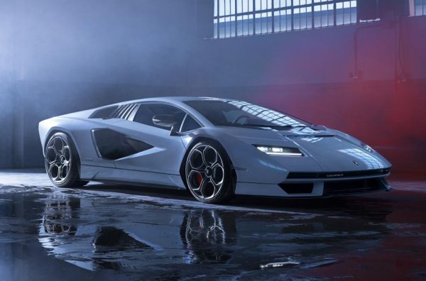 Премиерата на Countach LPI 800-4 беше пълна изненада. Вярно е, че суперколата няма нищо общо с оригиналния модел, който навърши 50 години, освен името и външния вид (донякъде). Новият автомобил използва шасито и силовия агрегат на хибрида Sian FKP 37. Индексът LPI 800-4 подсказва мощност от 800 к.с., но тя всъщност е малко по-голяма &ndash; 814 к.с. (при излизането си първият Countach можеше да разчита само на 455 к.с., въпреки че прототипът LP500 Turbo S имаше 746 к.с.).

Задвижва на четирите колела със съединител Haldex IV, система за управление Lamborghini Dynamic Steering, нов хидравличен усилвател на волана, шаси със завиваща задна ос, няколко режима на управления и тираж от 112 бройки &ndash; всичко това е Countach на XXI век.