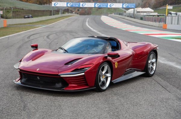 Трудно е да бъде пропуснато Ferrari, особено когато става въпрос за нов модел от серията Icona. Да, спийдстърите Monza SP1 и SP2 бяха първите в семейството, а сега към тях се присъединява и Daytona SP3 Targa. Нейният външен вид, както подобава на &bdquo;икона&ldquo;, е пълен с препратки към ранни модели на марката - 312 P, 512 S, Enzo, Testarossa. И дори интериорът, в който селекторът на роботизираната трансмисия е проектиран под отворените крила на ръчната скоростна кутия, напомня за 330 P3 / 4.

Под капака се намира познатият атмосферен V12 6.5, чиято мощност е увеличена до 840 к.с. и 697 Нм въртящ момент. Ускорението от 0 до 100 км/ч при Daytona SP3 е същото като при 812 Competizione - 2,85 секунди. Но таргата печели втората стотица, тъй като е с 0,1 секунди по-бърза &ndash; 7,4 секунди.
