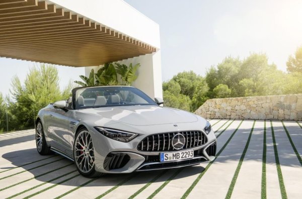 Излизането на седмото поколение на роудстъра SL ознаменува завръщането на формулата с 2+2 в салона и на мекия свалящ се покрив. Моделът обаче вече ще се предлага под марката Mercedes-AMG, како и двата варианта - SL 55 4Matic+ и SL 63 4Matic+, както личи и от имената им, са оборудвани със система за задвижване на четирите колела.

Под капака на роудстъра е поставен 4,0-литров битурбо V8 двигател, който развива мощност от 476 к.с. и 700 Нм или 585 к.с. и 800 Нм. Скоростната кутия е 9-степенен автоматик AMG Speedshift MCT 9G. При SL 55 ускорението от 0 до 100 км/ч отнема 3,9 секунди, а при SL 63 &ndash; 3,6 секунди. Очаква се и хибридна версия, която ще използва задвижващата система на модела Mercedes-AMG GT 63 S E Performance.