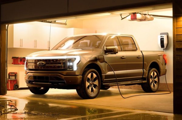 Най-популярният пикап на Америка през 2021 г. е напълно електрическа версия на F-150, която получава добавка Lightning. Тази машина е създадена на базата на стандартния модел, но получава напълно нова основа, която е най-здравата в историята на модела. Задвижването става с два електромотора със съвкупна мощност от 570 к.с. и 1051 Нм.

Батериите също са два варианта, като при по-слабия пробегът е 370 км, а при по-мощния &ndash; 483 км. Ускорението от 0 до 100 км/ч във втория случай става за 4,2 секунди. В оборудването е включен автопилот Ford F-150 Lightning BlueCruise, розетка Pro Power Onboard с мощност до 7,2 киловата и система Ford Intelligent Backup Power, който позволява включването на автомобила към домашна електрическа мрежа.