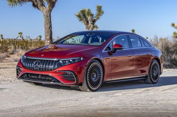 Mercedes-Benz EQS представлява най-доброто от технологичните разработки на концерна Daimler, които са внедрени във флагмана на подмарката EQ. Във формата на електромобила са преплетени две концепции на дизайна Sensual Purity и Progressive Luxury, като коефициентът на аеродинамично съпротивление Cd представлява рекордните 0,202.

Какво още е интересно в EQS? Компанията-производител обещава пробег от 770 км по цикъла WLTP, а в салона има 56-инчов панел MBUX Hyperscreen. Той обединява три отделни дисплея &ndash; на приборния панел с диагонал 12,3 инча, централен екран с диагонал 17,7 инча и още един с 12,3 инча. Производството на електромобила се осъществява в &bdquo;Завода на бъдещето&ldquo;, както наричат Factory 56 в Зинделфинген.
