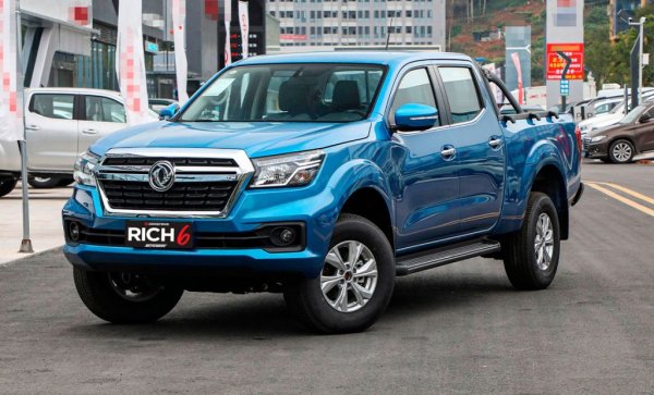 Китайски новобранец на нашия пазар, когото дори още не сме тествали. Rich е дълъг 5.34 метра, има 1.51 метра дълъг товарен отсек, и се задвижва от 2.3-литров дизелов двигател със 160 коня максимална мощност и 380 Нм максимален въртящ момент. Скоростната кутия е 6-степенна механична. Има задвижване на четирите колела, полезният товар в легена е 490 кг. Всички показатели са в нормата, като изключим барабанните задни спирачки. 
