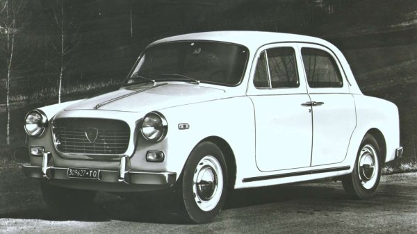 Представена през 1953 г. като наследник на усъвършенстваната Aprilia от 1937 г., възхитителната за времето си Appia споделя здравата конструкция без колони на своя предшественик. Има алуминиеви панели, 1100-кубиков V4 двигател и усъвършенствано независимо окачване. Плюс, естествено, вратите с ръкохватка, наследени от Appia и по-големия братовчед Aurelia B10 Berlina от 1950 г.