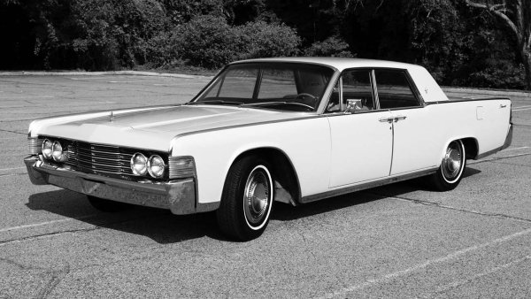 При пускането на пазара през 1960 г. изчистеното и семпло стилизирано (по стандартите на Детройт от онова време) четвърто поколение Lincoln Continental се предлага единствено с четири врати като седан или кабриолет. 

За първи път на Lincoln от 1951 г. задните врати са със задни панти и, за да предупреждава водача за отворени врати, Lincoln оборудва таблото с предупредителна светлина за „открехната врата“. Нещо, което се прилага на много други автомобили няколко години по-късно. 