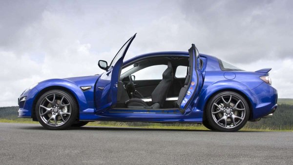 Последният автомобил с напълно роторен двигател, произвеждан и продаван навсякъде по света, Mazda RX-8 предлага истински стил на четириместно купе и изключителна динамика в добре изглеждаща спортна каросерия с четири врати, която приличаше повече на двуместна каросерия. 

Разходът на гориво и масло се оказа ахилесът на тази Mazda, която отдавна е спряна. Но Mazda наскоро се вдъхнови от своето емблематично купе за своя мощен нов изцяло електрически кросоувър MX-30, който също използва задни самоубийствени врати.