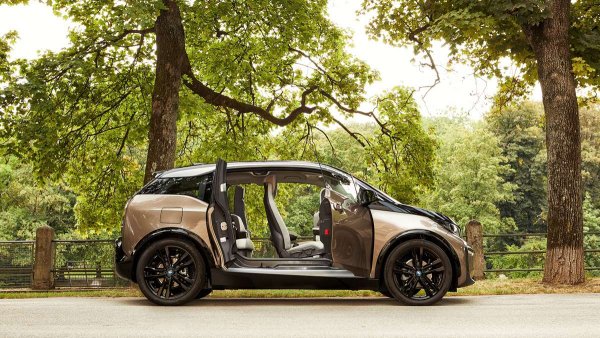 Половин век след като BMW за последно създаде автомобил със задни врати (BMW 501 1952-62) със самоубийствени врати, през 2013-а компанията възроди концепцията с електрическия градски автомобил i3. Неговият интериор и модерен градски стил отразяват епохата на новите електрически превозни средства. 

BMW i3 слезе от конвейра 9 години след своето начало. Моделът е един от най-успешните автомобили в световен мащаб с продадени над 250 000 бройки.