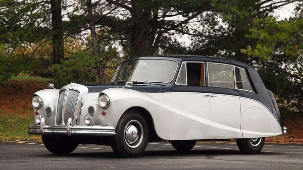 Ако има нещо, което Великобритания в исторически план е направила по-добре от всяка друга нация, произвеждаща превозни средства, то е в производството на големи, величествени и официални лимузини. Вземете внушителните Rolls-Royce и Daimler, използвани от британските кралски особи. Някои от тези по-познати като Daimler DS420 Limousine от 1968-92 г. (на снимката) се отличават с задни врати с отваряне напред. 

Други като Austin A135 Princess с дълго междуосие (по-късно преименуван на Vanden Plas 4-Litre) с места за девет души направиха стил характеристика на самоубийствените задни врати с елегантна удължена връзка на предна/задна врата, хромирани дръжки, визуално добавяща към огромната дължина на туристическата лимузина с дълго междуосие. Престижната марка Humber на Rootes Group някога е друга любима на британските кралски особи, нейните гигантски следвоенни лимузини Pullman, както и Imperial Super Snipe (1948-52), базирани на седани, също използват задни врати със задни панти.