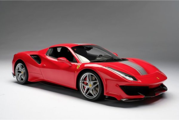 Всички обичат Ferrari, това е ясно. Дори и да има някой, който не харесва техните коли, то не може да отрече качествата, производителността и историята им. Една от най-забележителните машини на компанията от Маранело е 488 Spider, който струва 281 000 долара. Под капака му има двигател с 661 к.с., който позволява максимална скорост от 325 км/ч.