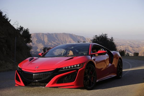 За близо половината от тази сума - 159 000 долара, в САЩ се продава новата Acura NSX. Тя е хибридна, като развива 573 к.с. и достига максимална скорост от 310 км/ч. Може да не е Ferrari, но пък спестява доста сериозна сума.