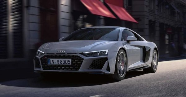 Суперколата R8 е едно от най-добрите предложения на Audi през последните години. Тази страхотна машина не прави никакви компромиси, благодарение на високообротния си V10 двигател с 532 к.с. Тя обаче не е по джоба на повечето хора по света, тъй като нейните цени стартират от 128 000 евро. А при най-мощните и най-богато оборудвани версии сумата надхвърля 200 000 евро.