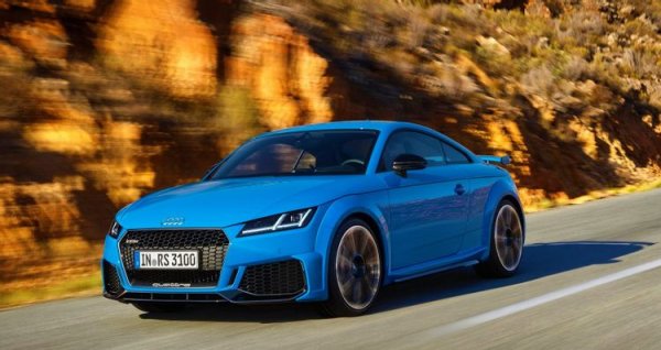 Факт е, че с Audi TTR RS получавате само половината цилиндри и 100 к.с. по-малко. Но пък двигателят и системата за задвижване на четирите колела се грижат човекът зад волана да получи подобен въртящ момент и впечатляващо ускорение. Всичко това идва на 50% от цената на базовото R8.