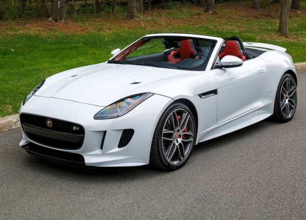 По същото време на пазара се подвизава и луксозното спортно купе Jaguar F-Type, което изглеждаше някак си подценено. То разчита на 3,0-литров V6 мотор и макар да не е толкова мощно - развива 380 к.с., изглежда отлично за парите си. А те са на половината на модела на Aston Martin.