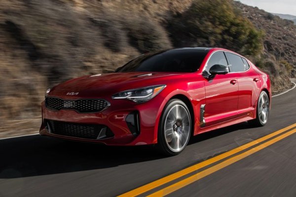 В същото време Kia Stinger GT получава V6 двигател с 368 к.с. и струва между 44 000 и 55 000 долара. Да, факт е, че моделът на Audi разполага с някои много по-луксозни функции, но пък Stinger също е много удобен и на много по-ниска цена.