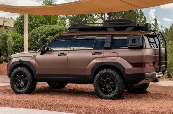 Задвижването е поверено на 2,5-литров атмосферен двигател (194 конски сили, 246 Нм), комбиниран с осемстепенна автоматична скоростна кутия или на турбомотор сеъс същия обем (281 конски сили, 422 Нм), който е съчетан с осемстепенен &bdquo;робот&ldquo;. Има и хибриден вариант с 1,6-литров двигател и шестстепенна автоматична скоростна кутия с вграден електромотор. 
