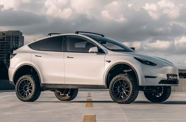 Китайската компания предлага да добави 51 или дори 127 милиметра просвет към електрическите автомобили, като ената на модификацията е 15 000 долара. Комплектът включва две подрами за преден и заден мост, други носачи, амортисьори и други части. Допълнително се предлагат гуми за офроуд.
