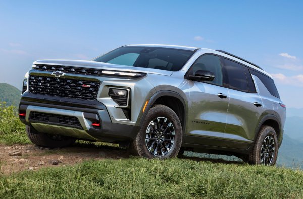 В третото поколение моделът получи офроуд-версия, която се отличава с разширена следа, увеличен с 25 милиметра пътен просвет, &bdquo;зъбати&ldquo; гуми и ексклузивни колела с диаметър 18 цола.

Това превозно средство с висока проходимост също така разполага с броня с алуминиева защита и червени халки за теглене, хидравлично контролирани амортисьори и режим Terrain с помощ при спускане по наклон.
