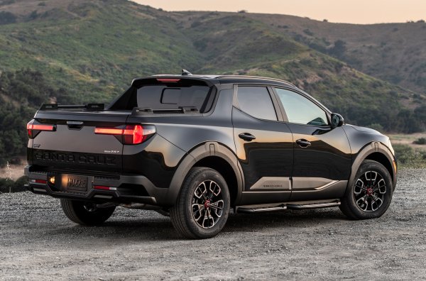 Интериорът запазва черни спортни седалки, както и кожен волан и скоростен лост. Огледалата с автоматично затъмняване вече са включени в базовия вариант. Задвижването става с 2,5-литров бензинов турбо двигател (281 конски сили, 422 Нм), който е комбиниран с осемстепенен &bdquo;робот&ldquo; и задвижване на всички колела.
