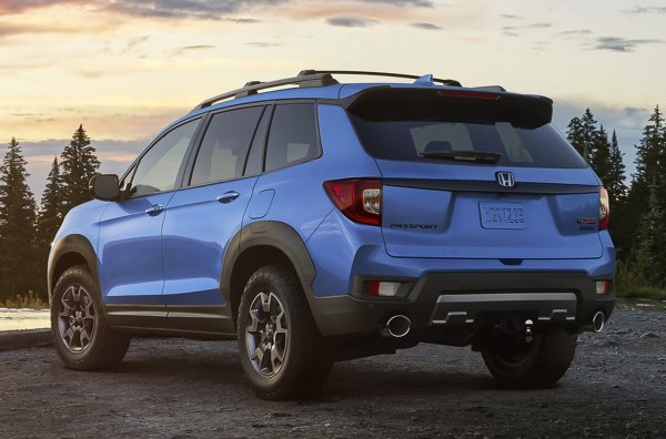 Тази версия също такаима електрически регулируеми външни огледала, отопляеми &bdquo;зони за почивка&ldquo; на чистачките на предното стъкло, синя цветова схема от Pilot TrailSport и офроуд аксесоари.
