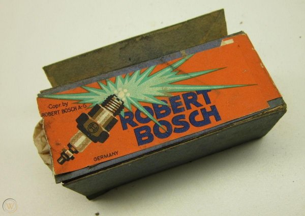 През 1886 г. Робърт Бош основава собствен бизнес, откривайки &bdquo;Работилница за прецизна механика и електротехника&ldquo; в околностите на Щутгарт. Отначало в цеха са работили само двама служители, които са се занимавали с ремонт на всякакъв вид оборудване. Нещата се развили забележимо, когато започнала електрификацията на Щутгарт и Бош получил няколко доходоносни поръчки.