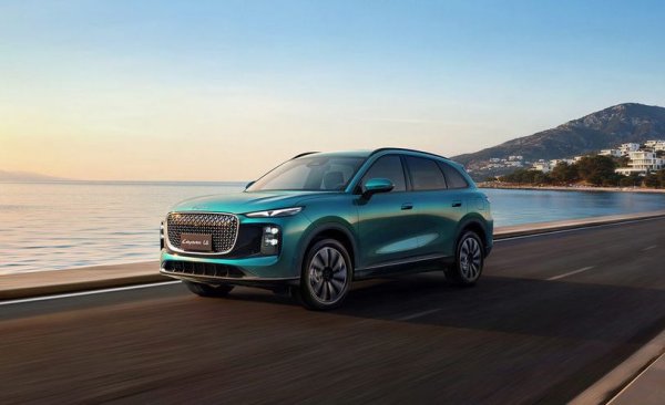 Технологично идентичен с новия Chery Tiggo 8L, това е кросоувър с дължина 4.68 метра, ширина 1.87 метра и междуосие от 2800 милиметра. Автомобилът е само с предно предаване и за момента се произвежда в Китай и Индонезия. За индонезийския пазар има версии с 1.6- и 2.0-литрови бензинови двигатели, но в Европа L8 ще е само плъг-ин хибрид, с 1.5-литров бензинов турбомотор и електромотор, даващи общо до 342 конски сили мощност и 525 Нм максимален въртящ момент. Батерията с капацитет 18.3 кВтч стига за до 95 км пробег само на електричество и приема заряд до 40 киловата. 
