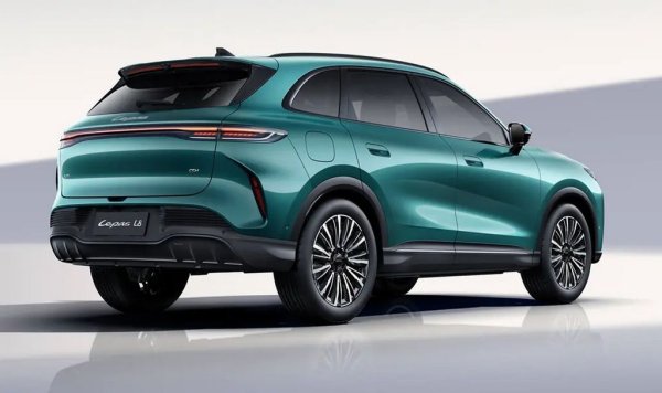 Китайците уверяват, че хибридната им система има коефициент на топлинна ефективност от 44.5% - доста висок показател, и среден разход от 4.2 литра на 100 км, когато батерията не е заредена. Комбинираният автономен пробег на бензин и ток е 1300 км. Моделът обещава 46 отделни места за съхранение на вещи. 

