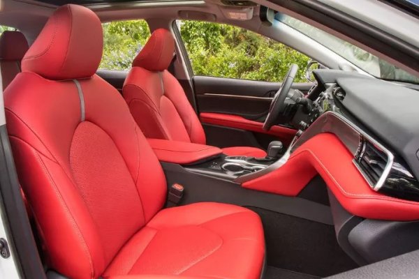 Интериорите на по-старите модели на Toyota не бяха особено вълнуващи, но лека-полека нещата се промениха. Цените на Camry все още са в достъпния край на спектъра, но интериорът дава усещане за по-скъп автомобил. Сложно извитото арматурно табло, качествено изглеждащите метални тапицерии и кожените седалки с хубава текстура създават уверено изглеждащ пакет.
