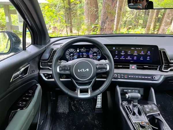 Корейският SUV разполага с технологично пакетиран интериор от висок клас. Той има бутони за управление с двоен режим на докосване и напълно цифров информационен център за водача - функции, които липсват дори при два пъти по-скъпи модели. Останалата част от интериора продължава тази технологична тема с повечето повърхности, покрити с първокласни материали.
