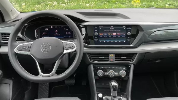 Подобно на Jetta, споменат по-рано в този списък, Volkswagen Taos добавя много изтънченост и стил към сегмент (на компактните) SUV автомобили, който обикновено е свързан с утилитарен дизайн. Цифровият информационен център за водача и сензорният екран на информационно-развлекателната система са безпроблемно интегрирани в цялостния дизайн на арматурното табло. Материалите са с високо качество.
