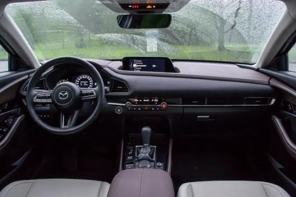 Едно от най-силните оръжия на Mazda CX-30 е нейният интериор. Кабината е изцяло с меки на допир материали и гладки, почти органични линии. Ако CX-30 е някаква индикация, целта на Mazda да премине от мейнстрийма към лукса не е просто мечта, а неизбежност. Всичко това в превозно средство, което започва под 25 000 долара.
