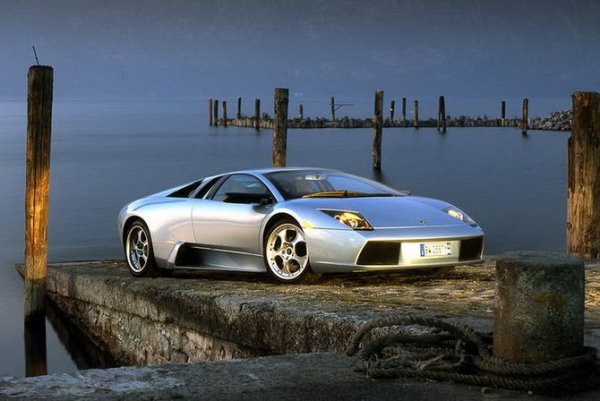 В своята история Lamborghini е създала само два V12 двигателя. Първият е инсталиран на дебютния 350GT и впоследствие се използва почти половин век при различни модели на марката, включително Murci&eacute;lago. Вторият V12 е създаден сравнително наскоро за модела Aventador. Двигателят се използва в следните модели: Lamborghini 350GT, 400, Countach, Diablo, LM002, Murci&eacute;lago.