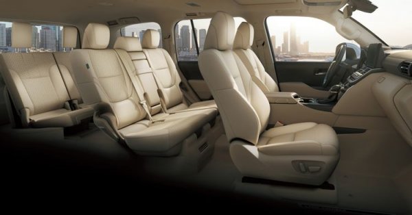 Интериорното оформление на новия Lexus LX ще бъде подобно на новия Land Cruiser. Всъдеходът ще запази 3-редовото си оформление, но ще получи нови опции за оформление и материали с още по-добро качество. Размерите на всъдехода ще се запазят, така че пространството в салона няма да бъдат по-различно от това на сегашната версия. Очаква се, LX да получи нов огромен екран на мултимедийната система с диагонал 17 инча (при сегашното той е 12,3-инчов). Системата ще поддържа а на Apple CarPlay и Android Auto.