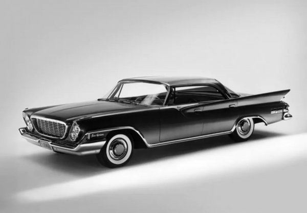 Резултатът от усилията на Prince наистина е стилен - защото е доста близка имитация на излезлия само няколко месеца по-рано Chrysler New Yorker. 
