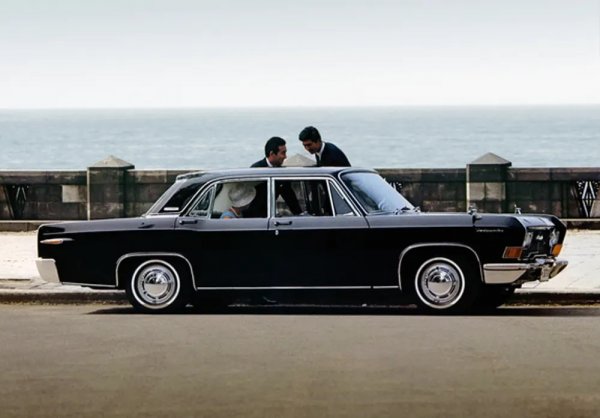 След като се е фокусирала дотогава предимно върху малки градски модели, през 1961 Mitsubishi представя първия си по-представителен седан - Debonair. Макар и слабо познат извън Япония, той е всъщност доста успешен модел, произвеждан в продължение на 35 години. 
