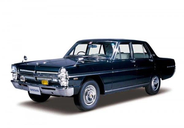 В средата на 60-те години дизайнът с монтирани един над друг двойни фарове е последен писък на модата и не е изненадващо, че го откриваме в този семеен модел на Nissan. 
