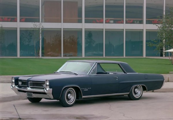 Нито пък е особена изненада, че той изглежда поразително близък до появилия се малко преди това Pоntiac Grand Prix. Впрочем американският модел е дело на български дизайнер - дългогодишния заместник-шеф по дизайна на гиганта GM Илия Русинов (вижте линка под статията за повече подробности). 
