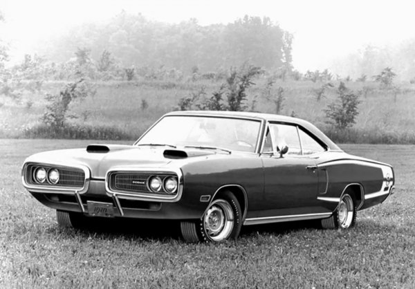 Предната решетка на Coronet е по-сложна и голяма, но няма капка съмнение, че тъкмо тя е послужила за модел на японските дизайнери. Впрочем те не го и отричат. Иначе основната разлика между двете коли е в задвижването - 4-цилиндров двигател с въздушно охлаждане и 115 коня за хондата, и 7-литров Hemi с 390 коня за Coronet. 
