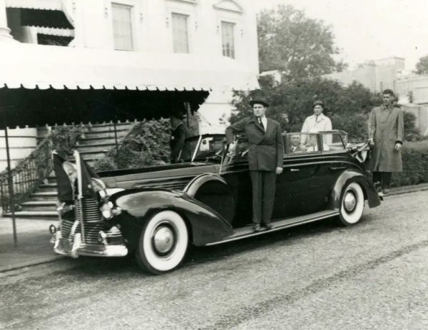 Първоначално автомобилите на американските президенти не са бронирани. А първият, който се вози в такава кола, е Франклин Рузвелт през декември 1941 година. Най-интересното е, че му е даден автомобил, която Министерството на финансите конфискува през 1932-ра от прочутия гангстер Ал Капоне. Тази кола има само бронирани стъкла. Напълно защитен автомобил - Lincoln Sunshine Special, се появява в кортежа на Рузвелт още на следващата 1942-ра.
