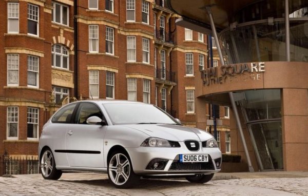 SEAT Ibiza стартира отлично, благодарение най-вече на дизайна си, който е създаден от Porsche, Karmann и ItalDesign. Продажбите на модела достигнаха 1 300 000, още преди Volkswagen да стане собственик на марката през 1993 г. Второто поколение на модела е на базата Polo и също се справи отлично на пазарите.
