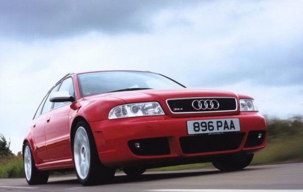 Един сравнително млад модел, който увеличава продажбите си с всяка изминала година. Audi A4 си е извоювал нужната репутация в автомобилната индустрия, като това се дължи и на факта, че се предлага със система за задвижване на четирите колела.
