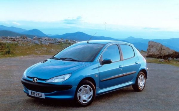 След успеха на 205 френската марка се нуждае от нещо специално - и 206 е именно това. Атрактивният външен вид и разнообразието от икономични двигатели превръщат модела в истински хит. Появя се версия CC с падащ покрив, както и комби. Всички те са популярни и дори след края на европейските продажби. Цели 7 години след появата на наследника 207, остарелият 206 остава на пазарите в Китай и Южна Америка.
