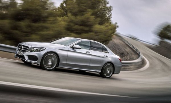 Първият W202 C-Class е изграден на репутацията, която Mercedes си е извоювал с помощта на 190. Идеята е този автомобил да бъде много комфортен, като трябва да си съперничи с BMW 3-Series. Тази рецепта работи и до днес, като C-Class вече изостава по-малко от големия си конкурент, въпреки че се появява доста по-късно.
