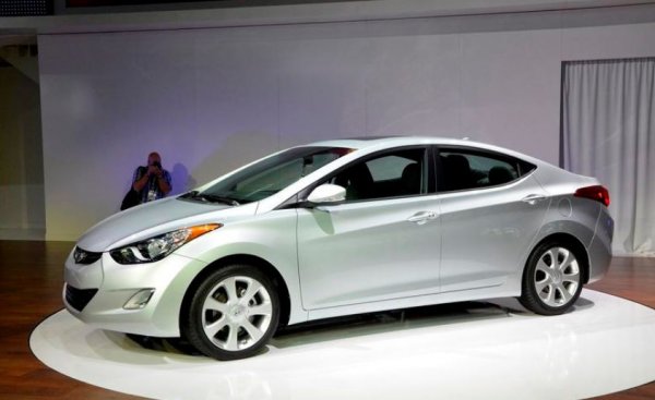 Малцина (извън феновете на Hyundai, разбира се) биха се досетили, че Elantra е сред най-продавани автомобили в историята. Този модел изглежда евтин и безобиден, като именно това са и най-силните му оръжия. На някои пазари той се предлага и като i40.
