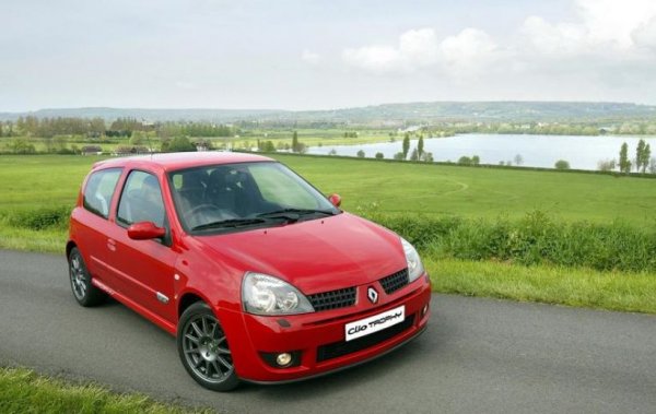 Над 14,6 млн. продажби са невероятен резултат, който се дължи на факта, че Clio се предлага в най-различни варианти на много пазари. Това супермини продължава да се харесва, а вече излезе и петото му поколение, което ще бъде на разположение на клиентите още през тази година.
