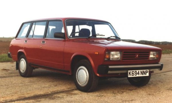 Lada Riva е по-позната в бившия Източен лагер като ВАЗ 2105. Тя всъщност представлява подобрена версия на Fiat 124, който води началото си от 1964 г. Руската кола е проектирана за лоши пътища и некачествено гориво. Не предлага динамика и комфорт, но пък повечето от тези 18 млн. души, които са си я купили, не са имали богат избор.
