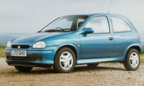 Corsa пристигна при европейските клиенти още през 1982 г. Във Великобритания моделът е познат като Nova и през периода 1982-1993 от него са купени 500 000 бройки. След това и британците приемат името Corsa, като продажбите започват да растат, а моделът влиза в Топ 3 по продажби в класа си.
