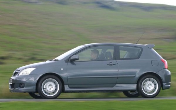 С огромна разлика на върха лидер е Toyota Corolla, която е най-популярният автомобил в историята. Само за 8 години производство тя достига резултата на VW Beetle. Тя е най-продаваният модел в най-много държави по света - макар че всъщност в някои периоди и на някои пазари японците са продавали съвсем различни автомобили под това име. Но фактът си остава: на всеки 15 секунди някъде на планетата са продава една Corolla.
