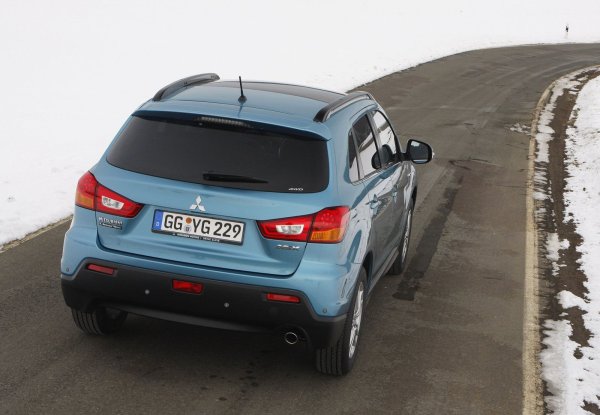 Двигателите са бензинови и дизелови, като първите са атмосферни – 1.6 и 2.0, и са много надеждни. При тях повишен разход на масло се отчита едва след 200 000 км пробег. По-малкият мотор е за версията с предно предаване, докато вторият е съчетан с 4х4. Дизеловият – 1.8 DI-D DOHC MIVEC, предлага впечатляващо нисък разход на гориво и като цяло също е много наджден.