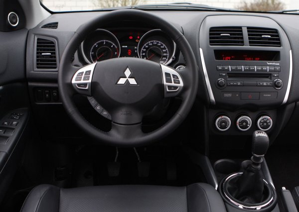 За разлика от вариатора механичната скоростна кутия не създава сериозни проблеми. Трябва обаче да се внимава за появата на корозия, която често се среща, особено при варианти, произведени преди 2014 г. Окачването е здраво.