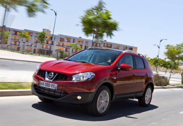 Дължина - 4310 мм, пътен просвет - 200 мм, багажник - 352 литра.

Тук отново се срещаме с вариатора JF011E, както и неговата механична алтернатива, която е 6-степенна. Версиите със задвижване на четирите кола са с дизелови двигатели 1.6 и 2.0 литра, както и с бензинов мотор 2.0. Последният развива 141 к.с. и е доста капризен – с течение на времето се натрупвът нъглеродни отлагания, а дроселът и вентилационният клапан на картера се запушват. Сензорът за ниво на маслото също лъже.